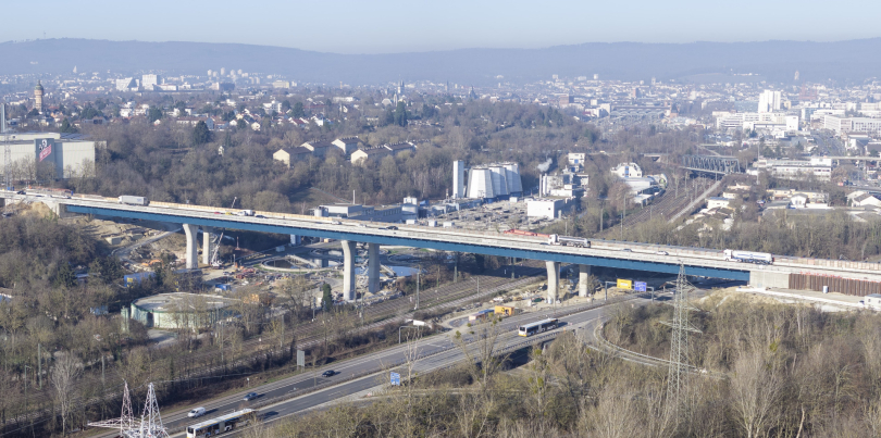 Die 302 Meter lange Salzbachtalbrücke verbindet Wiesbaden mit dem Rheingau. Aktuell wird mit Hochdruck die Nordbrücke errichtet. Foto: Christian Buck / Heidelberg Materials AG