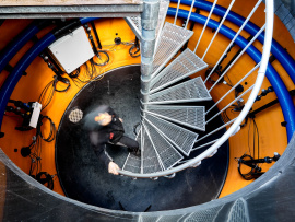 Im begehbaren Verteilerbauwerk kommen die Erdwärmesonden zusammen und übergeben die warme Sole an die Leitung zur Hauswärmezentrale. Er dient auch als Demonstrator für Fachbesucher. Foto: © EnergieAgentur.NRW/Frank Wiedemeier