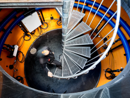 Im begehbaren Verteilerbauwerk kommen die Erdwärmesonden zusammen und übergeben die warme Sole an die Leitung zur Hauswärmezentrale. Er dient auch als Demonstrator für Fachbesucher. Foto: © EnergieAgentur.NRW/Frank Wiedemeier