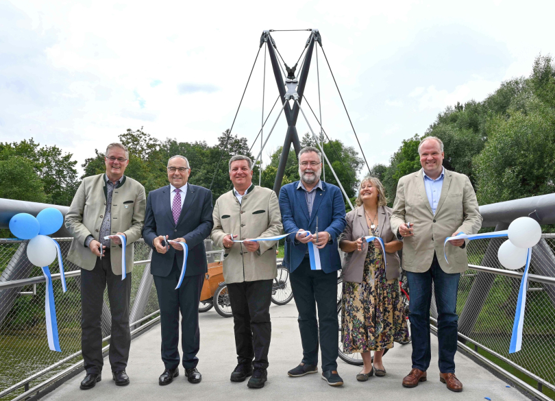 Bürgermeister Dr. Dietmar Gruchmann (Garching), TU-Kanzler Albert Berger, Staatsminister Christian Bernreiter, Bürgermeister Dr. Alexander Greulich (Ismaning), stv. Landrätin Annette Ganssmüller-Maluche und Landrat Christoph Göbel (v.l.n.r.). Foto: Ursula Baumgart / Gemeinde Ismaning