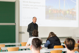 Prof. Holger Flederer vor Studierenden der HTW Dresden. Foto: Peter SEBB / HTW Dresden