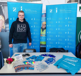 Bauingenieurstudent Felix Wimmer am Stand der Bayerischen Ingenieurekammer-Bau bei der Horizont Studien- und Berufsmesse am Wilhelm-Diess-Gymnasium in Pocking