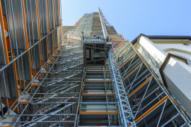 Freie Bahn: Oberhalb der Schwerlastplattform führen Gerüstaufzug und Treppenzugang bis ganz nach oben zum zwiebelförmigen Turmhelm. (Foto: PERI Deutschland)
