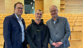 Sebastian Hölzlein, Geschäftsführer der Alpha IC GmbH, Michael Albert, Student der Energie- und Gebäudetechnik im vierten Semester und Autor der Bachelorarbeit „Einschätzung der Marktgängigkeit von Gebäudeautomationssystemen am Beispiel RESI in Bamberg“ sowie Prof. Dr.-Ing. Klaus Heying, betreuender Professor und Studiengangsleiter Energie- und Gebäudetechnik und Facility Management an der Technischen Hochschule Nürnberg (v.l.n.r.). Foto: Alpha IC GmbH