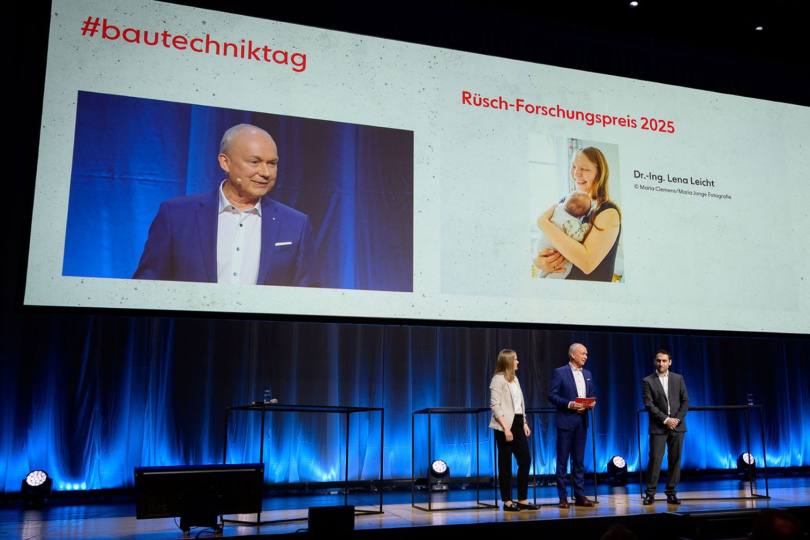 Preisverleihung des Rüsch-Forschungspreises 2025 beim Deutschen Bautechnik-Tag durch den DBV-Vorsitzenden Dr. Matthias Jacob. Foto: Heidi Scherm / DBV 