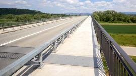 Der neue Gesimskopf aus Liapor-Leichtbeton sorgt zusammen mit der Fahrbahnreduktion und dem Außengeländer für die gewünschte Geh-und-Radweg-Breite von 2,50 Metern. Foto: Herbert Stolz