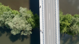 Die Xaver-Hafner-Brücke bei Straubing verfügt nun dank der Verbreiterung einseitig über einen neuen, kombinierten Geh- und Radweg. Foto: Herbert Stolz