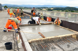 Der Liapor-Leichtbeton wurde mittels Oberflächen-Rüttelbohle abgezogen und per Besenstrich finalisiert. Foto: Fritsche und Partner mbB