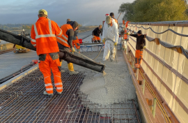 Vom Fahrmischer aus wurden insgesamt rund 500 Kubikmeter Liapor-Leichtbeton LC30/33D1.6 eingebracht. Foto: Fritsche und Partner mbB