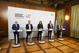 Die Teilnehmer/innen der Pressekonferenz (v.l.n.r.): Winfried Hermann, Verkehrsminister von Baden-Württemberg, Christian Bernreiter, Bayerischer Staatsminister für Wohnen, Bau und Verkehr und Vorsitzender der Verkehrsministerkonferenz, Petra Berg, Ministerin für Umwelt, Klima, Mobilität, Agrar und Verbraucherschutz im Saarland, Detlef Tabbert, Minister für Infrastruktur und Landesplanung des Landes Brandenburg und Dr. Lydia Hüskens, Ministerin für Infrastruktur und Digitales des Landes Sachsen-Anhalt. Quelle: StMB