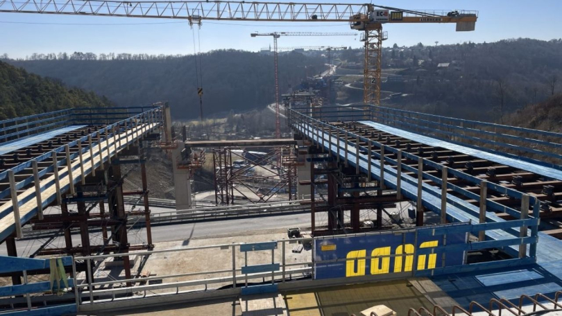 Die Herstellung der nördlichen Abschnitte, insbesondere des Widerlagers „Am Rauschbart“, läuft auf Hochtouren. © Porr