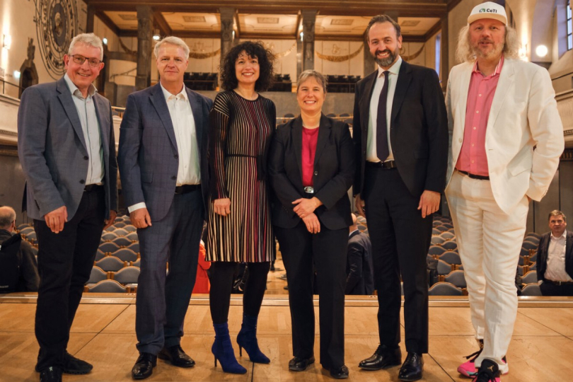 Prof. Wolfram Burgard (UTN), Prof. Holger Boche (TUM), Prof.in Stefanie Speidel (TUD), Prof.in Gitta Kutyniok (LMU), Sachsens Wissenschaftsminister Sebastian Gemkow und Prof. Frank Fitzek (TUD) bei der Eröffnungsveranstaltung. © Foto: Andres Chuquisengo