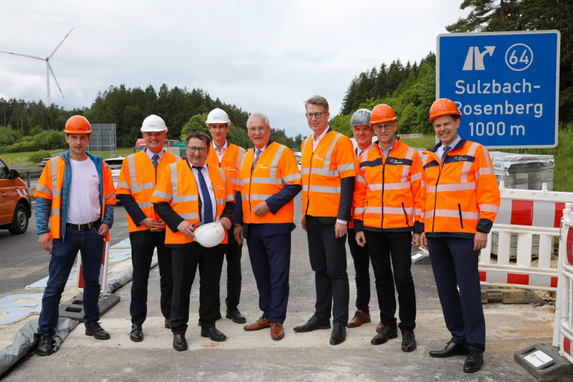 Deutschlandweit erste Teststrecke für induktives Laden von Elektrofahrzeugen an der Autobahn A6 in Bayern gestartet