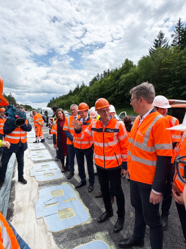 Die in die Fahrbahn eingebetteten Spulensysteme ermöglichen eine kontaktlose Energieübertragung in Fahrzeuge während der Fahrt. Foto: Autobahn GmbH
