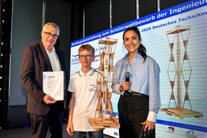 Paul aus Donauwörth erhält für sein Modell 'Space Tower' den 4. Platz in der Alterskategorie I beim Bundesfinale Junior.ING am 13. Juni 2025 in Berlin. Foto: Torsten George / BIngK 