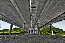 Die Unterseite einer baufälligen Spannbetonbrücke. Foto: Frank Wagner / Adobe Stock