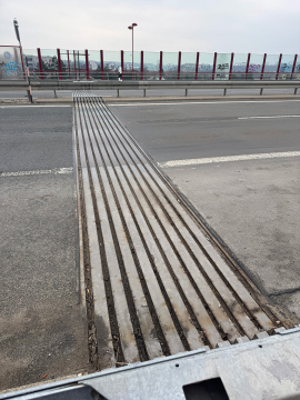 Die Fahrbahnübergangskonstruktionen der Sachsenbrücke bei Pirna werden im Forschungsprojekt AIrBSound untersucht. Foto: Fraunhofer IDMT