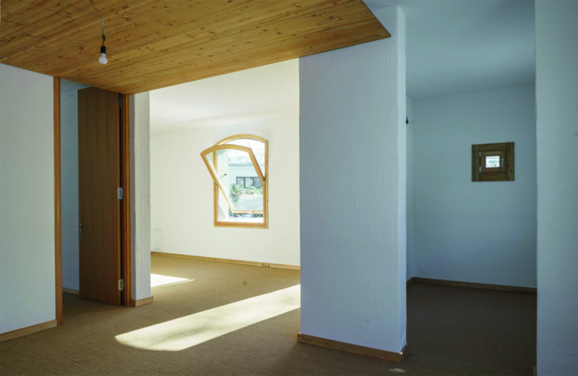 Schlanke hohe Fenster reichen bei entsprechender Raumhöhe aus, um den Innenbereich mit ausreichend Tageslicht zu versorgen. Foto: EMICODE® | GEV