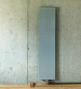 Stört das wirklich? Auf Putz gelegte Installationen vereinfachen den Bauprozess und schonen die Bausubstanz – auch bei eventuellen Reparaturen oder Modernisierungen. Foto: EMICODE® | GEV