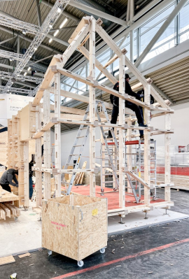 Das Holzstecksystem kann von wenigen Personen innerhalb kurzer Zeit ohne Werkzeug und ohne Schrauben oder Nägel aufgebaut werden. Foto: Julian Krüger / Hochschule München