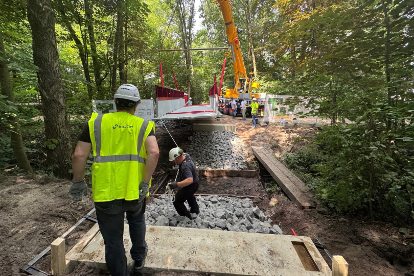 Montage von Deutschlands erster Modulbrücke aus Carbonbeton. Foto: Sascha Stueber / Holcim