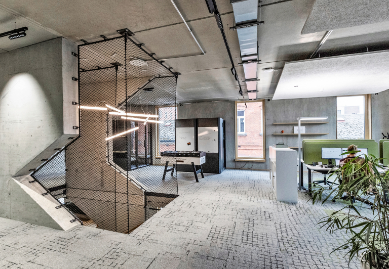 Das Firmenlogo als internes Treppenhaus. © Foto: Karolina Parot