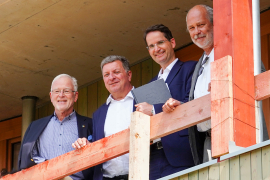Prof. Dr. Norbert Gebbeken, Präsident der Bayerischen Ingenieurekammer-Bau mit Bauminister Christian Bernreiter, Dr. jur. Michael Kern, Oberbürgermeister der Stadt Ingolstadt, und Alexander Bendzko, Geschäftsführer der Gemeinnützigen Wohnungsbaugesellschaft Ingolstadt GmbH (v.l.). Foto: StMB