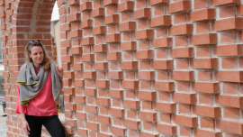 TUM-Forscherin Julia Fleckenstein hat die klimaoptimierte Wand zusammen mit Auszubildenden der Bauinnung München-Ebersberg gebaut. Foto: Andreas Schmitz / TUM
