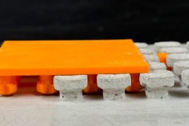 TU Graz entwickelt Klettverschluss für Gebäudeteile: Das Klettelement verhakt sich im Bauteil. Foto: IAT / TU Graz 