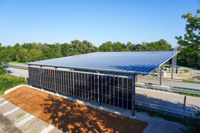 Bayerisches Pilotprojekt: Deutschlands erste Photovoltaik-Überdachung über einer vierspurigen Straße