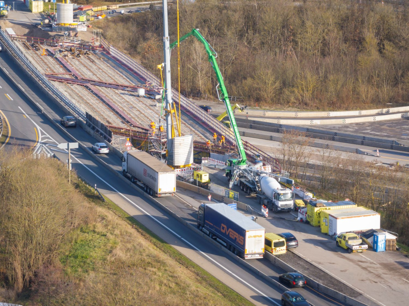 Man kann den CO2-Ausstoß bspw. minimieren, indem Beton mit emissionsarm hergestelltem Zement verwendet wird, indem der Zementanteil im Beton reduziert wird oder indem weniger Beton eingesetzt wird - natürlich alles unter strenger Wahrung der Normen und Richtlinien. Foto: © Christian Buck / Heidelberg Materials AG