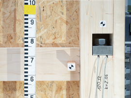 Visuelle Markierungen an der Wand helfen bei der Auswertung der Messergebnisse. Foto: Empa
