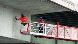 Angelika Rudloff prüft eine Brücke.