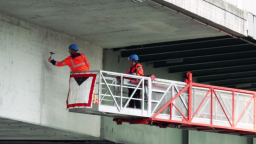 Angelika Rudloff prüft eine Brücke.