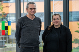 Prof. Dr. Robert Honke und Dr. Katharina Wellmanns forschen zum Einsatz von Pilzen in der Wärmedämmung.