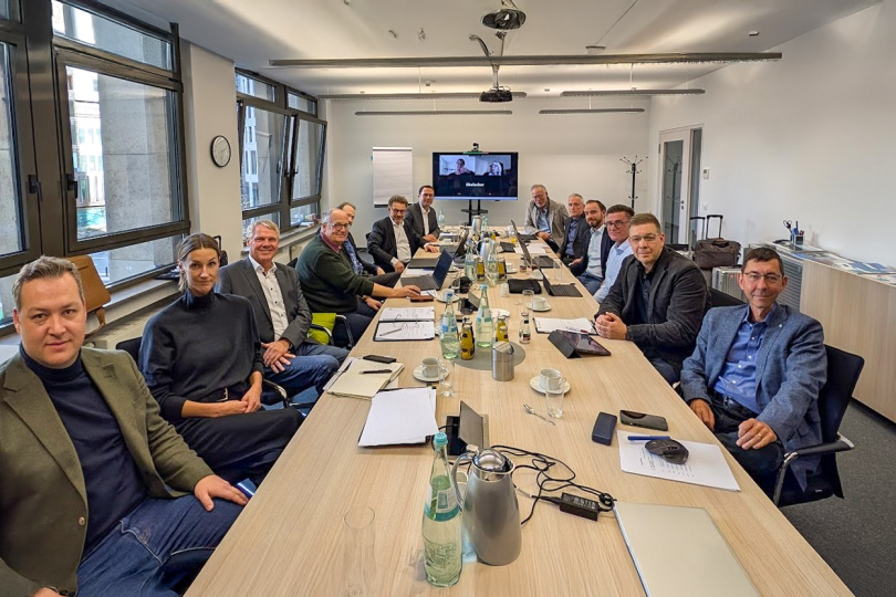 Stephan von Friedrichs, Anja Boden, Jörg Gothow, Armin Uhrig, Andreas Ebert, Werner Weigl, Alexander Petschulat, Torsten Sasse, Markus Balkow, Christian Schwarz, Thomas Haustein, Matthias Wolf, Stefan Jungmann (v.l.n.r.), am Bildschirm: Katja Hennig, Marion Pristl, Davina Übelacker. © BIngK 