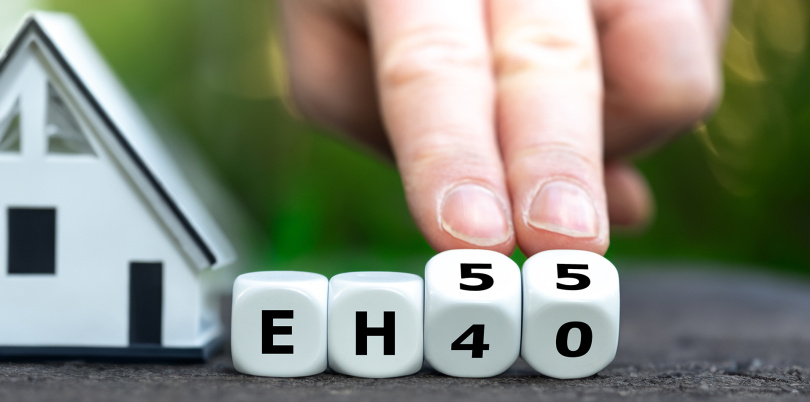 Bauminister Bernreiter begrüßt Pläne zur Reaktivierung der Förderung für EH 55-Neubauten. Foto: Frank H. / Adobe Stock