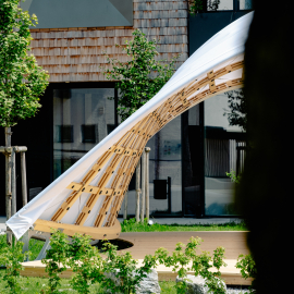 Die aufspannbare Holz-Gitterschale von der Seite. Foto: Lukas Zeilbauer