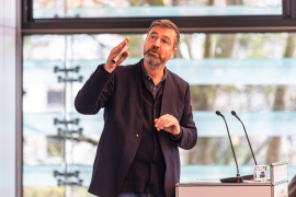 Prof. Florian Nagler von der TU München bei seinem Vortrag "Einfach bauen! Aber, ..." Foto: Johannes Müller