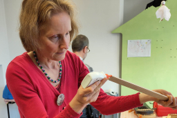 Praktisches Arbeiten macht Ulrike Steinbach Spaß.