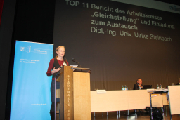 Das berufspolitische Engagement ist Ulrike Steinbach wichtig. Hier spricht sie zur Vertreterversammlung der BayIka-Bau.