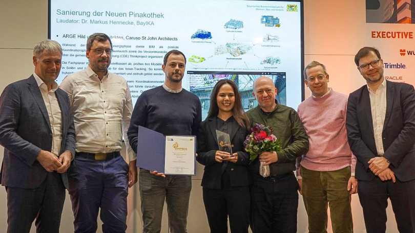 v.l.n.r.: Laudator Dr. Markus Hennecke (Bayerische Ingenieurekammer-Bau), Henrik Thomä, Markus Schubert, Thiritsara Chaimod, Dionys Ottl (alle Hild und K), Timo Keller (Caruso St John), Thomas Gloßner (Bayerisches Staatsministerium für Wohnen, Bau und Verkehr). Foto: Hild und K