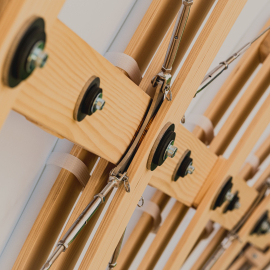 Detail-Ansicht der aufspannbaren Holz-Gitterschale. Foto: Lukas Zeilbauer