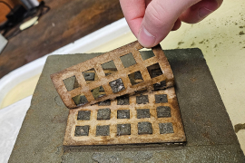 TU Graz entwickelt Klettverschluss für Gebäudeteile: Ausschalen_der_Papierschalung. Foto: LKI / TU Graz 