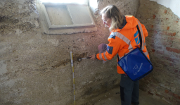 Angelika Rudloff bei der Beurteilung von Bauwerksschäden.