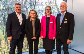 Christian Bernreiter, Bayerischer Staatsminister für Wohnen, Bau und Verkehr,  Prof. Lydia Haack, Präsidentin der Bayerischen Architektenkammer, RAin Anne Riethmüller, Präsidentin der Rechtsanwaltskammer München, und Prof. Dr.-Ing. Norbert Gebbeken, Präsident der Bayerischen Ingenieurekammer-Bau. Foto: Johannes Müller