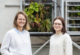 Durch Langzeitversuche wollen Maria Hartmann (l.) und Gloria Maria Kohlhepp (r.) die Anlage technologisch weiterentwickeln. © Thomas Müller