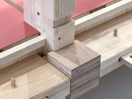 Grundlage der Holzkonstruktion ist ein gesteckter Knotenpunkt, der verbunden und auch wieder gelöst werden kann, so dass ein Rückbau oder eine Erweiterung möglich sind. Foto: Julian Krüger / Hochschule München