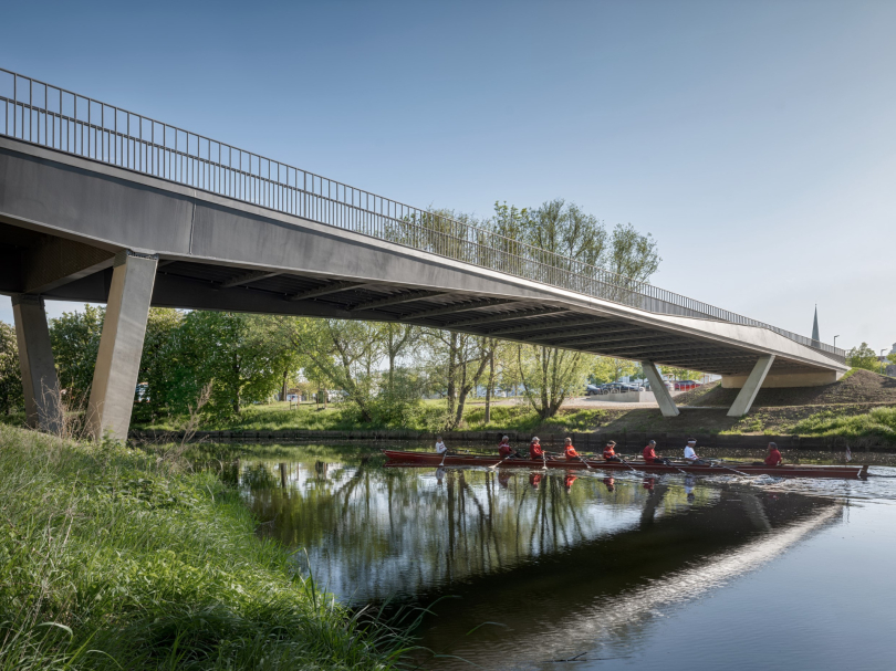 Die Stadtgrabenbrücke Lübeck wurde in der Kategorie Fuß- und Radwegbrücke für den Deutschen Brückenbaupreis 2027 nominiert. © Marcus Bredt