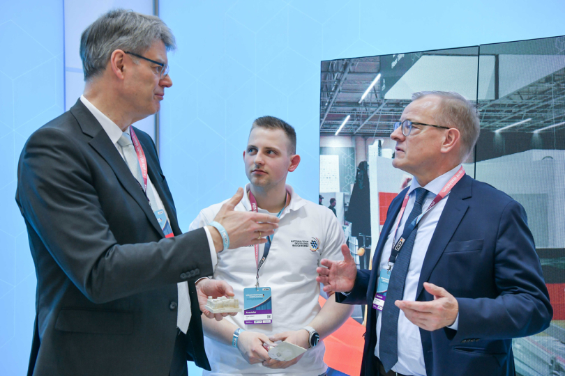 Bundesverkehrsminister Patrick Schnieder (l.) auf dem CDU-Parteitag 2026 im Gespräch mit Felix Pakleppa (r.), Hauptgeschäftsführer des Zentralverbands Deutsches Baugewerbe. Foto: Max Kovalenko / ZDB 